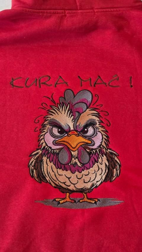 Bluza z kapturem i haftem na plecach – KURA MAĆ /różne kolory/