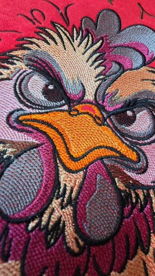 Bluza z kapturem i haftem na plecach – KURA MAĆ /różne kolory/