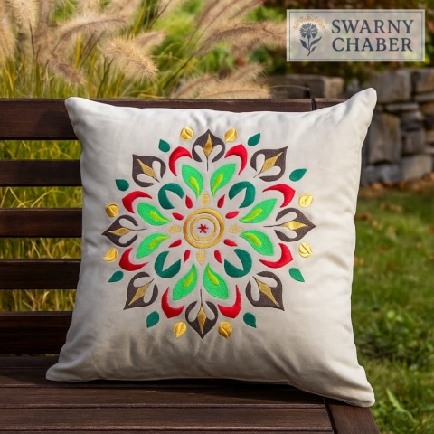 Haftowana poduszka z kolorowym ludowym wzorem mandali na tle przyrody