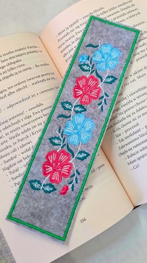 Zakładka do książki z filcu z haftem „Kwiaty z polany”