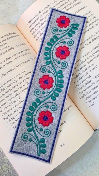 Zakładka do książki z filcu z haftem „Czerwony Szept”