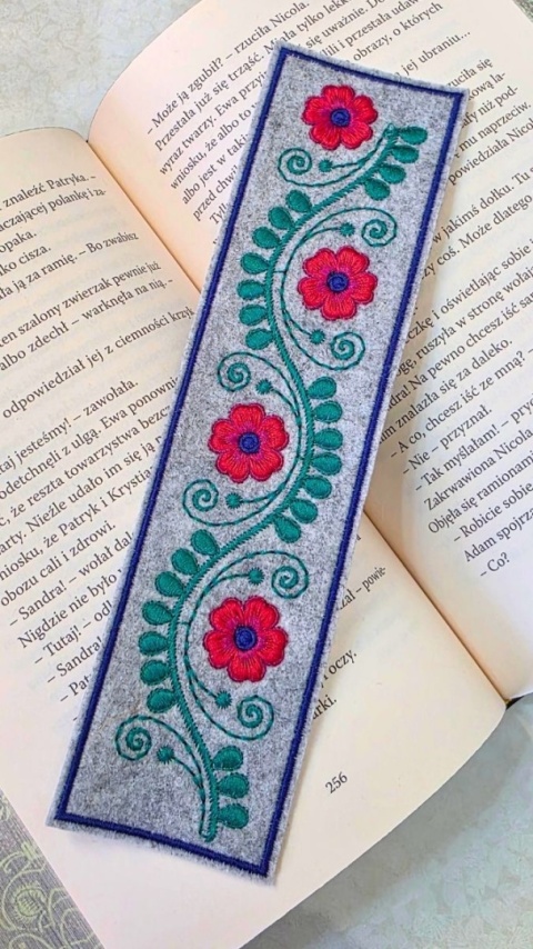 Zakładka do książki z filcu z haftem „Czerwony Szept”