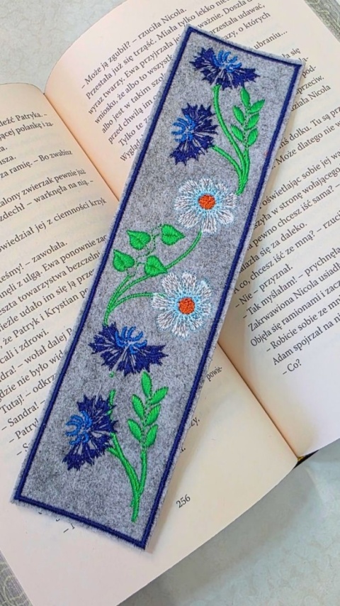 Zakładka do książki z filcu z haftem „Chabry i Rumianek”