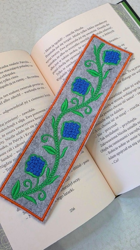 Zakładka do książki z filcu z haftem „Błękitny Ogród”