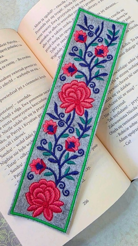 Zakładka do książki z filcu z haftem „Nocna Róża”