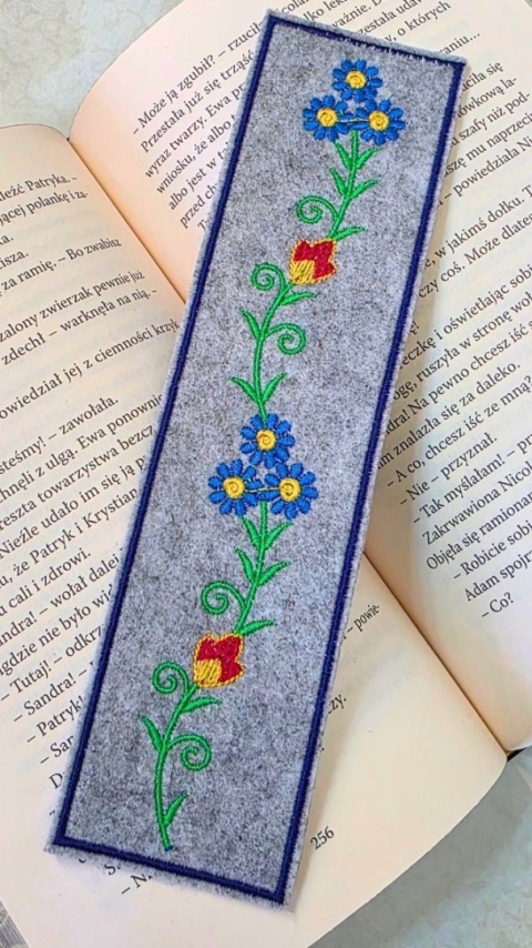 Zakładka do książki z filcu z haftem „Polna Opowieść”