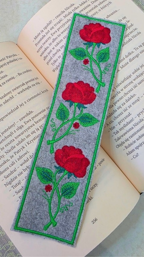 Zakładka do książki z filcu z haftem „Różane Pole”