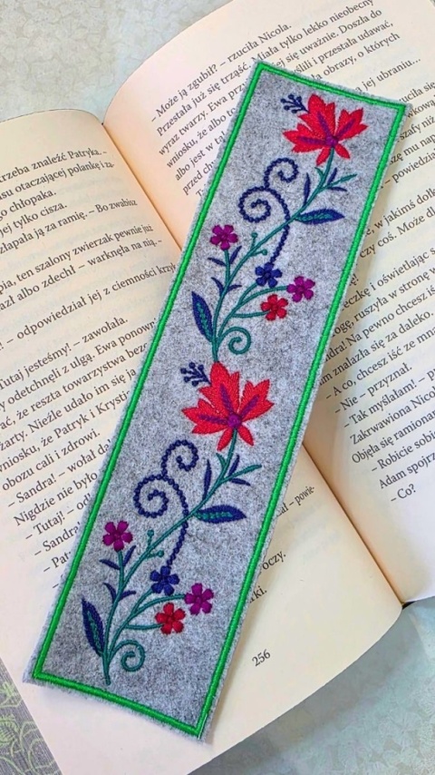 Zakładka do książki z filcu z haftem „Baśniowy Ogród”